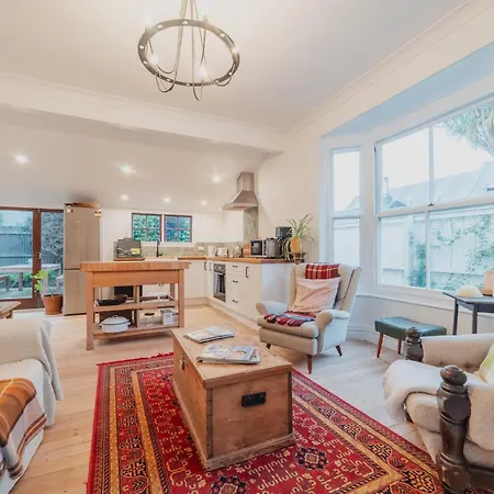 Stylish Central Cottage - Modern Heating & Parking